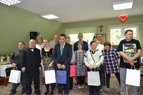 Pokaż zdjęcie: Laureaci z przedstawicielami PFRON