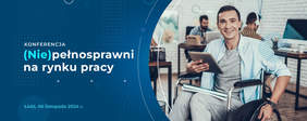 Pokaż zdjęcie: Po prawej stronie znajduje się pan siedzący na wózku inwalidzkim. W dłoniach trzyma tablet i uśmiecha się szeroko. Po lewej stronie zamieszczony jest tytuł konferencji i jej termin. 