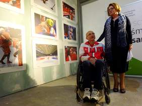 Dyrektor Kujawsko-Pomorskiego Oddziału PFROn - Aleksandra Gierej z Mirosławem Piesak - paraolimpijczykiem w dyscyplinach pływackich