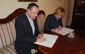 Pokaż zdjęcie: Podpisanie umowy i porozumienia o wspópracy pomiędzy Uniwersytetem Papieskim Jana Pawła II w Krakowie a  Małopolskim Oddziałem PFRON