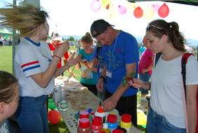 Pokaż zdjęcie: Stoisko Stowarzyszenia Wspierania Dzieci i Młodzieży „Wszyscy Razem” 