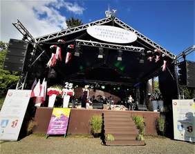 Muszla koncertowa w Ciechocinku, na scenie występuje jedna z uczestniczek festiwalu