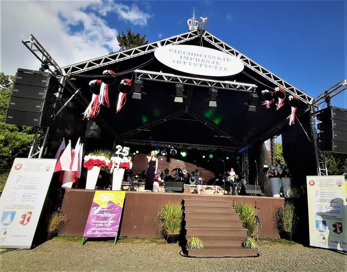 Muszla koncertowa w Ciechocinku, na scenie występuje jedna z uczestniczek festiwalu