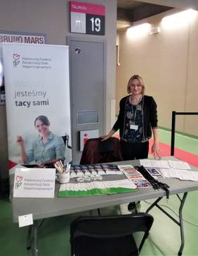 Pokaż zdjęcie: Anna Wójcik - przedstawiciel Oddziału Małopolskiego PFRON podczas Targów Pracy i Przedsiębiorczości