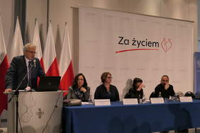 Pokaż zdjęcie: Na konferencję zaproszono także ekspertów dr Marię Łuszczyńską, dr hab. Mariolę Racław i Edwarda Bolaka