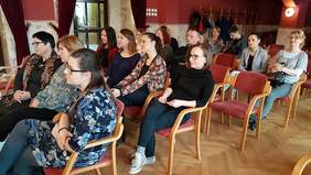 Pokaż zdjęcie: Pracownicy MCK Sokół podczas spotkania w sprawie kursów Polskiego Języka Migowego