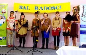 Zespół Powiatowego Centrum Pomocy Rodzinie w Rypinie w strojach indiańskich