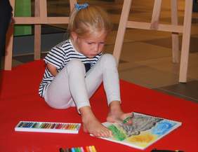 Pokaż zdjęcie: Martynka Gruca podczas malowania 