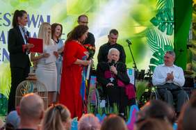 Pokaż zdjęcie: Ks. Infułat Jerzy Bryła zaśpiewał piosenkę przygotowaną specjalnie na otwarcie Festiwalu