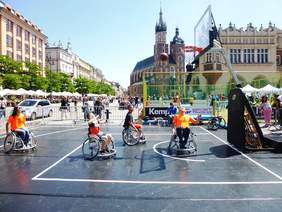 Pokaż zdjęcie: Inauguracja Tygodnia Osób z Niepełnosprawnością "Kocham Kraków z Wzajemnością" na Rynku Głównym w Krakowie