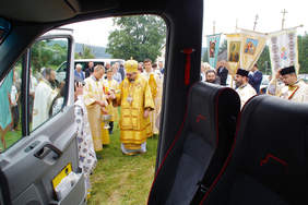 Pokaż zdjęcie: Uroczystość poświęcenia autobusu w Gładyszowie