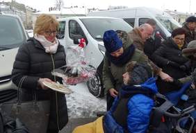 Pokaż zdjęcie: Upominki od podopiecznych nowosądeckich placówek
