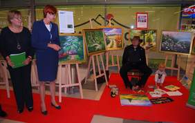 Pokaż zdjęcie: Obchody Dnia Osób Malujących Ustami i Stopami z udziałem Minister Elżbiety Rafalskiej