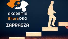 Na grafice z niebieskim tłem widoczny jest napis „Akademia ShareOKO zaprasza” oraz sylwetka mężczyzny wchodzącego po kilku drewnianych stopniach.