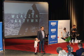 Pokaż zdjęcie: Ryszard Montusiewicz Dyrektor TVP3 Lublin i Ala podopieczna Stowarzyszenia Ukryty Skarb