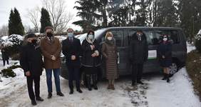 Pokaż zdjęcie: na zdjęciu: w tle samochód z logo PFRON oraz Powiatu Kutnowskiego, przy którym stoją przedstawiciele: władz powiatu kutnowskiego, gmin, Dyrektorzy DPS-ów oraz Dyrektor Oddziału Łódzkiego PFRON