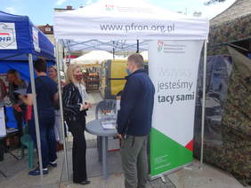 Pokaż zdjęcie: Pracownik Oddziału udziela informacji