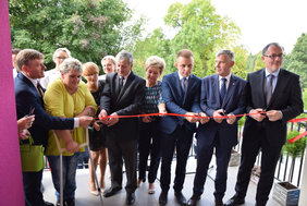 Pokaż zdjęcie: Uroczyste przecięcie wstęgi