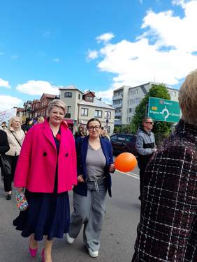 Pokaż zdjęcie: Dwie kobiety idące w marszu godności.
