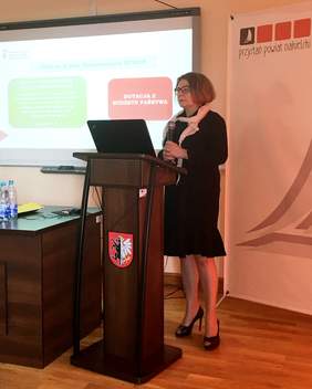 Dyrektor Kujawsko-Pomorskigo Oddziału PFRON - Aleksandra Gierej - podczas przedstawiania prezentacji