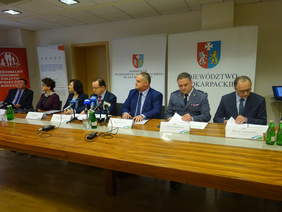 od lewej: Tomasz Leyko Rzecznik prasowy UM, Małgorzata Rauch Podkarpacki Kurator Oświaty, Ewa Leniart Wojewoda, Władysław Ortyl Marszałek, Rafał Puchalski Prezes Sądu Okr. w Rzeszowie, Henryk Moskwa Komendant Wojew. Policji, Maciej Szymański