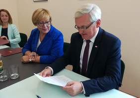 Marta Mordarska – dyrektor Oddziału Małopolskiego PFRON oraz Józef Gawron – Wicewojewoda Małopolski podczas podpisania umowy pomiędzy Powiatem Tarnowskim a PFRON
