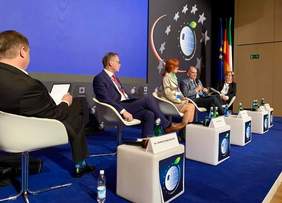 Pokaż zdjęcie: Dyskusja nt. "Społeczeństwa plus" z udziałem dyrektor Marty Mordarskiej 