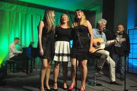 Pokaż zdjęcie: Koncert laureatów - uczestnikom towarzyszy Sławomir Wierzcholski, toruński bluesman, założyciel Nocnej Zmiany Bluesa oraz przewodniczący konkursu piosenkarskiego