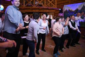 Pokaż zdjęcie: zabawa taneczna uczestników imprezy