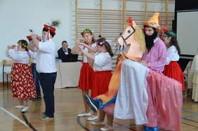 Występy uczniów podczas uroczystej akademii