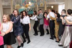 Pokaż zdjęcie: uczestnicy balu integracyjnego 