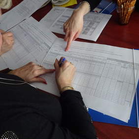 Pokaż zdjęcie: Uczestnicy szkolenia pracowali na papierowych wersjach sprawozdania