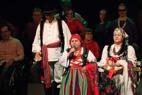 Pokaż zdjęcie: na scenie: Elżbieta Janka, Jolanta i Andrzej Wawrzyk