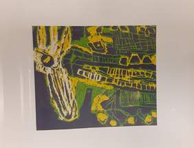 Pokaż zdjęcie: Grafitowo czarne tło. W kolorach zieleni, przygaszonego żółtego i bieli obraz przedstawiający miasto. Po prawej stronie biały samolot. Na środku przewaga zielonych i żółtych figur tj. kwadraty, prostokąty. Na górze drzewo z zielonymi łodygami