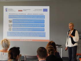 Pokaż zdjęcie: Prelekcja pracownika Oddziału Śląskiego PFRON Teresy Saczuk