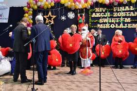 Pokaż zdjęcie: Marta Mordarska – dyrektor Małopolskiego Oddziału PFRON podczas wręczania serc dla Pomocników Świętego Mikołaja (fot. Krzysztof Gryzło)