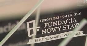 Pokaż zdjęcie: Na szkle wygrawerowany tekst Europejski Dom Spotkań Fundacja Nowy Staw, 