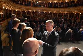 Pokaż zdjęcie: Piotr Ćwik Wojewoda Małopolski wręczający odznaczenia podczas  Małopolskiej Konferencji Publicznych Służb Zatrudnienia