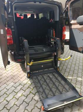 Pokaż zdjęcie: Bus wyposażony w specjalistyczną windę dla wózków inwalidzkich.