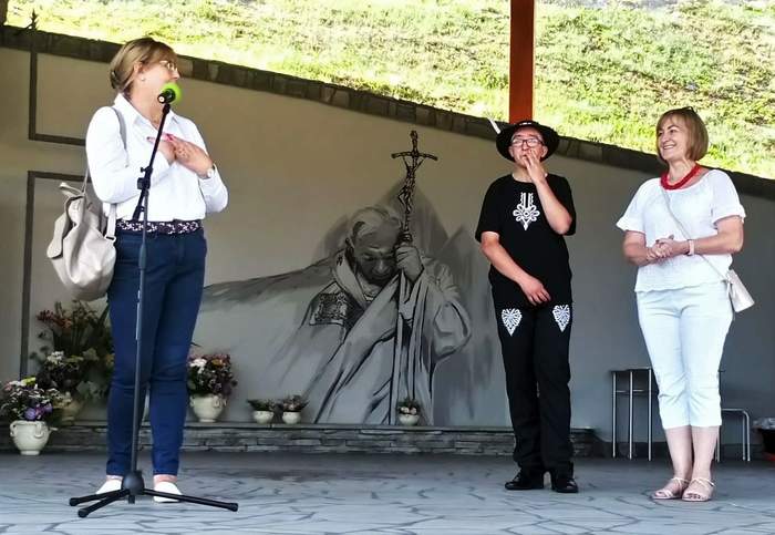 Pokaż zdjęcie: Na scenie stoją Marta Mordarska, dyrektor Oddziału Małopolskiego PFRON, Podopieczny Stowarzyszenia , Maria Kulig - Prezes Stowarzyszenia Nasz Dom