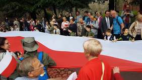 Pokaż zdjęcie: Bicie rekordu Polski na najdłuższą flagę państwową