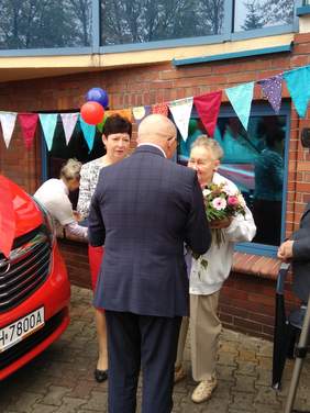 Pokaż zdjęcie: Symboliczne przekazanie kluczy do nowego samochodu