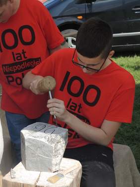 Pokaż zdjęcie: Uczestnicy integracyjnego Pikniku w Wieliczce- rzeźbienie w bryle soli