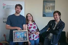 Pokaż zdjęcie: Od lewej: Mateusz Krzyszkowski, Anna Jackiewicz oraz Błażej Kłosowski - osoby testujące grę w Oddziale Małopolskim PFRON  