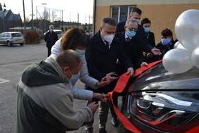 Pokaż zdjęcie: Przecięcie szarfy na nowym mikrobusie