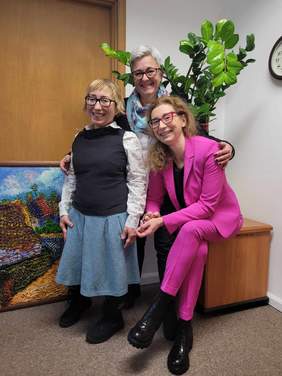 Pokaż zdjęcie: Na zdjęciu od lewej Pani Anna Wandzel Dyrektorka Oddziału Mazowieckiego PFRON oraz Pani Magdalena Skórkowska i Pani Joanna Palica Prezeska z Fundacji Koocham