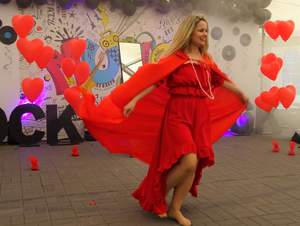 Występ artystyczny terapeutki Magdaleny Obary, która zaprezentowała piosenkę Natalii Oreiro pt. „Cambio dolor”, będącą zapowiedzią V edycji konkursu „Twoja Twarz Brzmi Znajomo – Piosenka Miłosna”.