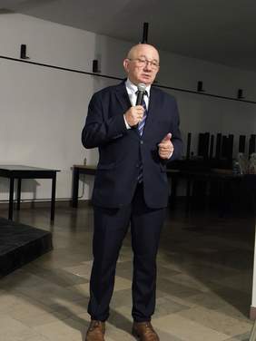 Pokaż zdjęcie: Prelegent mężczyzna w garniturze.