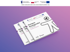 Grafika informacyjna dotycząca Kompasu Dostępności. U góry znajdują się logotypy programu Fundusze Europejskie dla Rozwoju Społecznego, Rzeczpospolitej Polskiej oraz Unii Europejskiej. Poniżej tekst: „Budowa i rozwój systemu nadzoru rynku w zakresie dostępności produktów i usług”. Na środku grafiki, na pomarańczowym tle umieszczono trzy broszury, ułożone jedna na drugiej, prezentujące Kompas Dostępności.