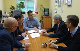 Pokaż zdjęcie: negocjacje stron: Powiatu Tomaszowskiego i przedstawicieli PFRON